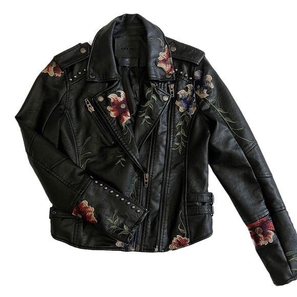 BLANK NYC BLACK VEGAN LEATHER “AS YOU WISH” MOTO JACKET WITH FLORAL EMBROIDERY - Picture 4 of 12